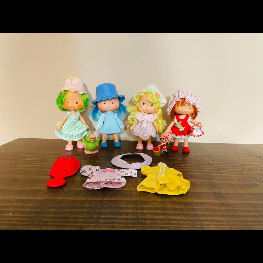 Strawberry Shortcake lot (4 dolls)